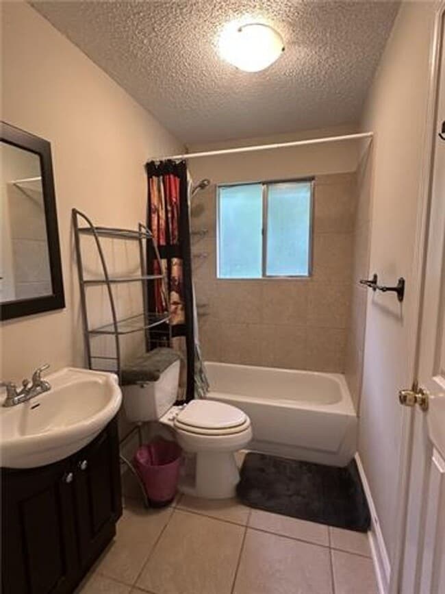 Building Photo - Three Bedroom, Two Bath