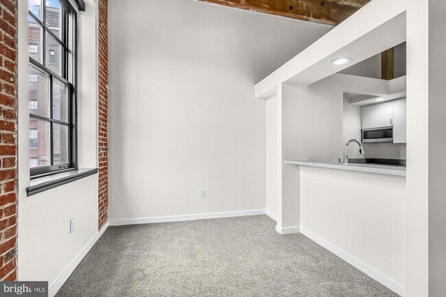 Building Photo - 303 Vine St
