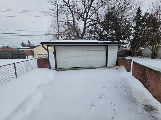 Building Photo - Updated Brick Ranch