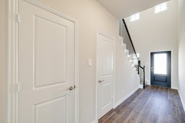 Building Photo - 4816 Hunter Hurst Dr