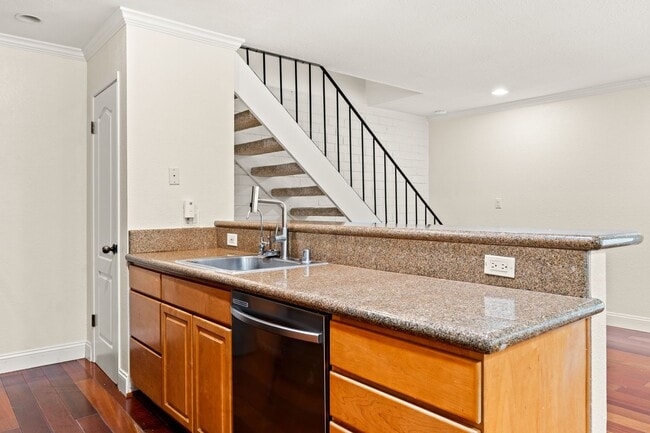 Building Photo - Pleasanton 2BD Townhouse w/ Granite Kitchen, Plank Floors, Community Amenities & Top Schools