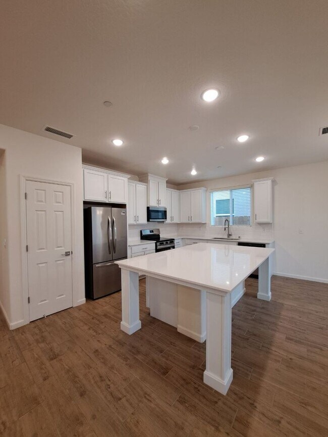 Building Photo - 3 Bedroom Home Near Armstrong & Olive!