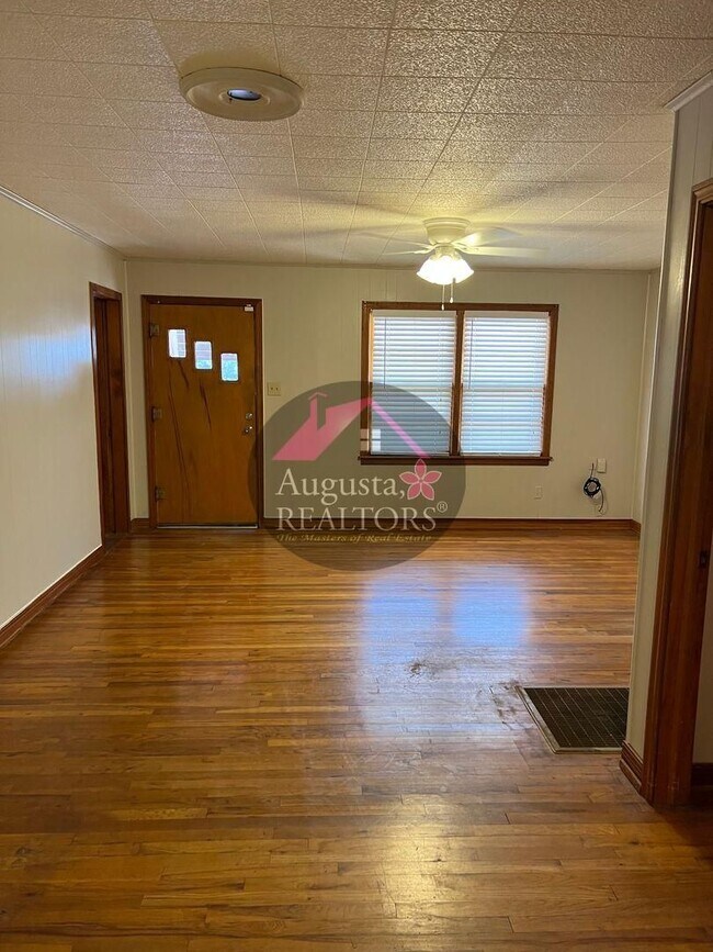 Building Photo - 1623 Woodruff Ln