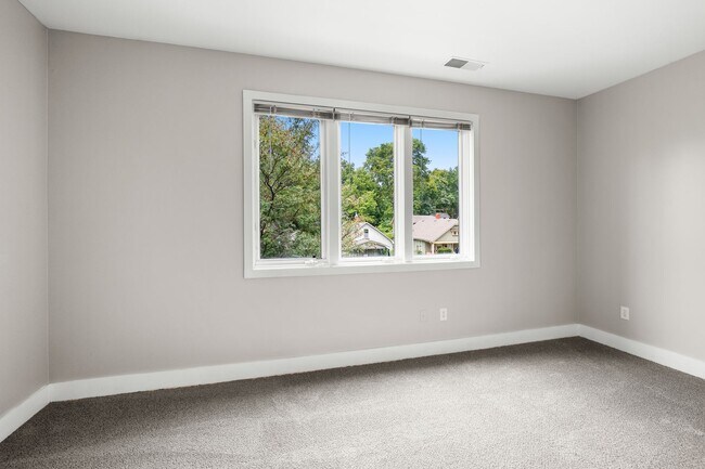 Building Photo - RARE 2 Bed, 2 1/2 Bath Townhome with Garage!