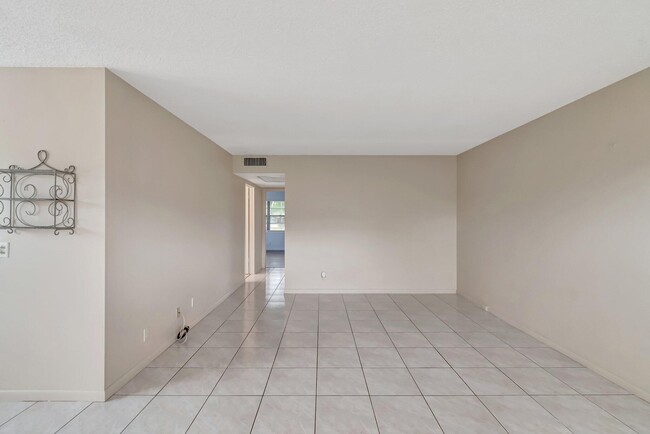 Building Photo - 393 Fanshaw J