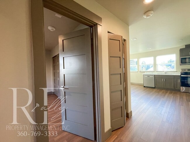 Building Photo - Fully Renovated Upper Unit with Modern Finishes & A/C