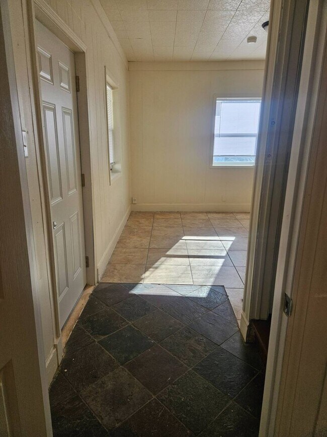 Building Photo - WOW! Look at this property ! You cant beat this price!