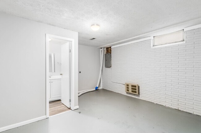 Building Photo - 2560-2566 Sandbury Blvd-2566