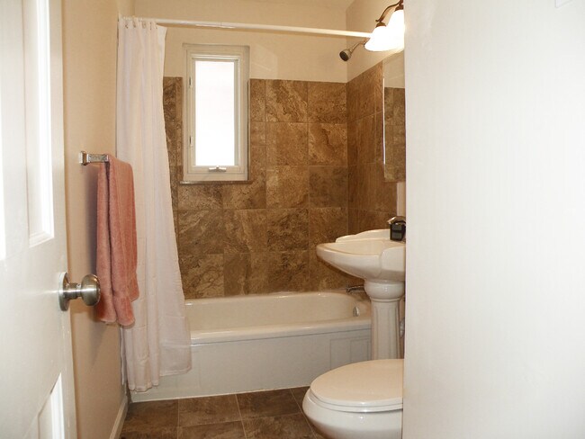 Building Photo - 4 Bedroom Bungalow for Rent! Euclid, Ohio