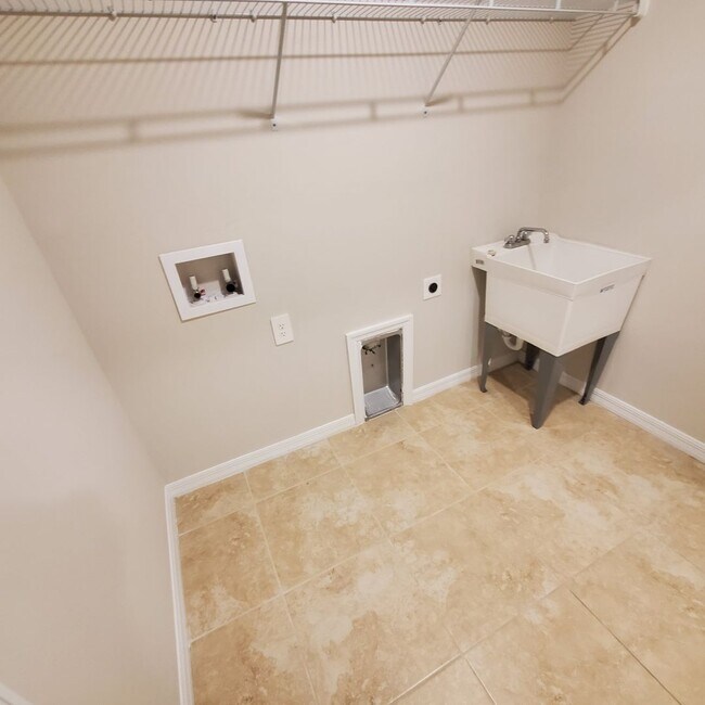 Building Photo - Spacious 4 Bedroom 2.5 Bath 2 Car Garage Home