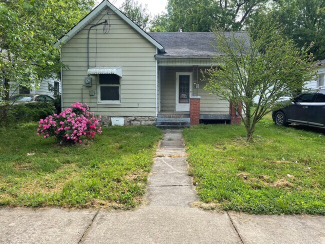 Building Photo - 1 Bed 1 Bath House with bonus room-Available Now