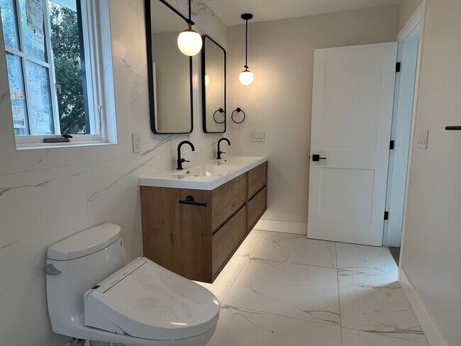 Building Photo - Stunning new build, top of the line everything, walk to town location, close to schools! INCLUDES...