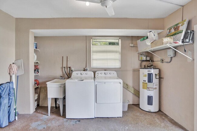 Building Photo - 2600 NE 52nd Ct