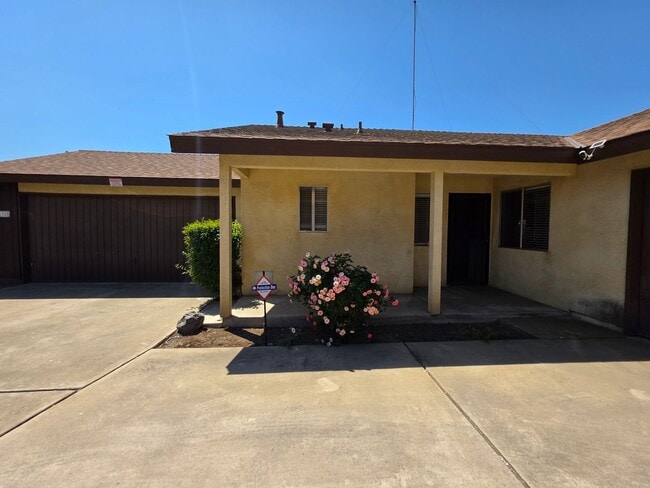 Primary Photo - 2 bedroom 1 bath in SE Visalia