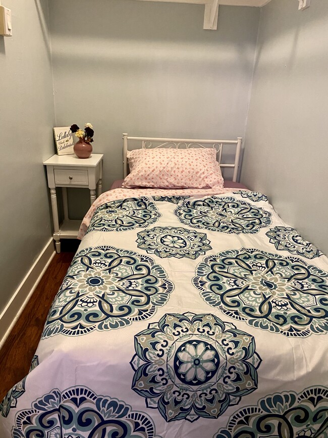 Extra small bedroom - 1030 E Ocean Blvd