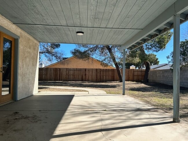 Building Photo - PLEASE CONTACT VAUGHN REALTY TO SET UP AN APPOINTMENT (760)446-6561