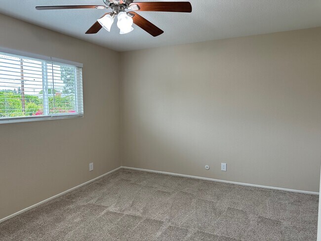 Building Photo - 1393 Scotch Cir