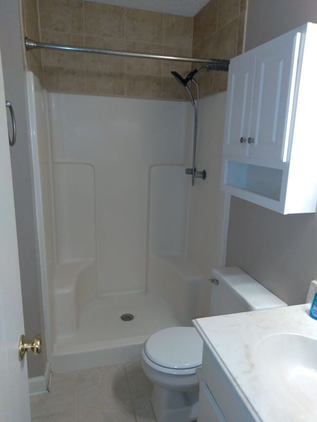 Building Photo - Cute 3 bedroom, 2 bath house with garage a...