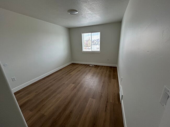 Building Photo - 1084 W 200 N