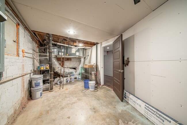 Building Photo - 4 bedroom/3 bath, 3711 sqft in Midtown!