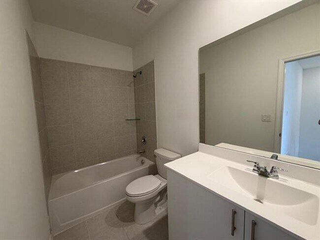 Building Photo - 2885 SE 25th Ave