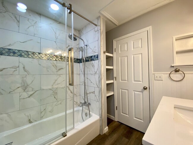 Building Photo - Modern & Completely Renovated Condo in the...