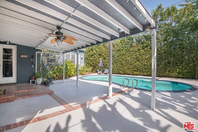 Building Photo - 6218 Balcom Ave