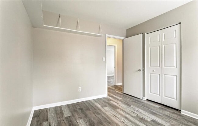 Building Photo - Remodeled Townhouse Ready for A New Tenant