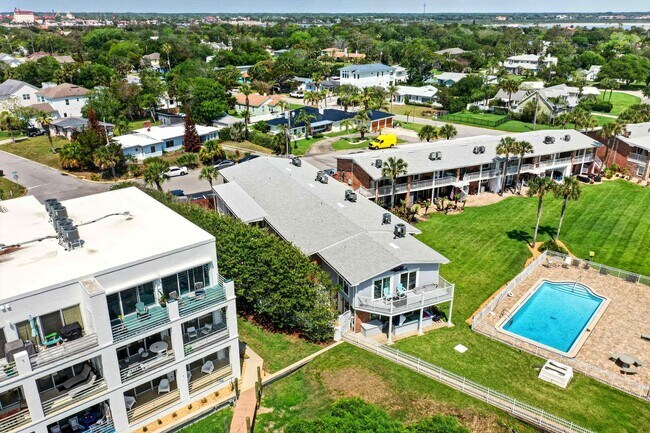 Building Photo - 83 Comares Ave