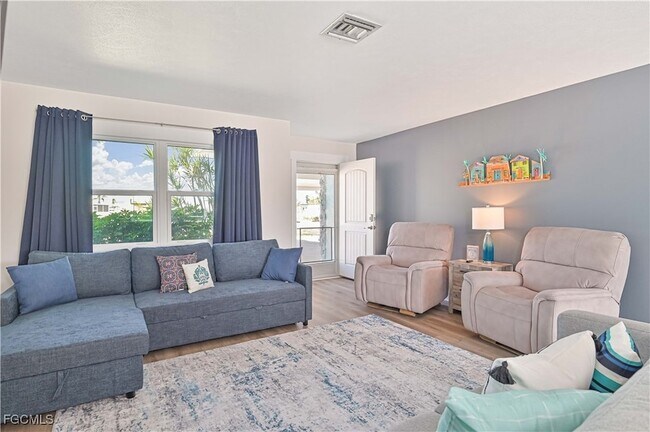 Building Photo - 2868 Sanibel Blvd