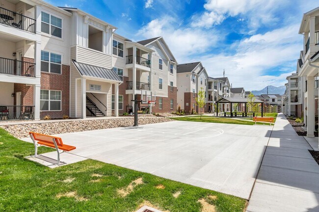 Building Photo - Dog Friendly Exchange Townhome