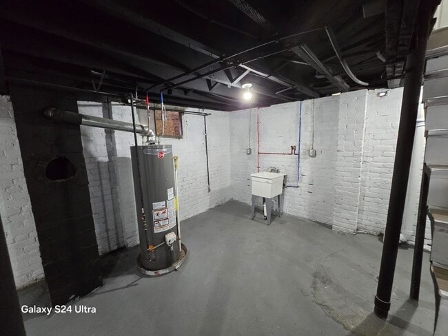 Building Photo - Fully Renovated 3-Bedroom Home – Move-In R...