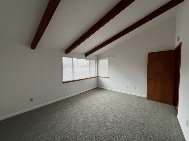 Building Photo - 479 Anchor St