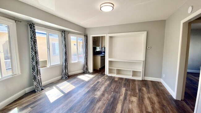 Building Photo - Single Family Home with Front Yard, Back Y...