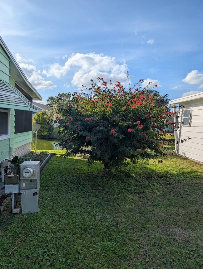 Building Photo - 280 Country Club Dr