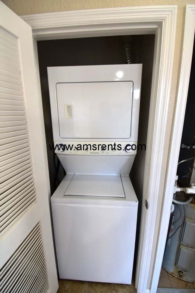 Building Photo - 4 bedroom and 3 bathroom Townhouse