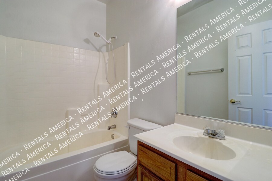 Building Photo - 201 W Palm Ct