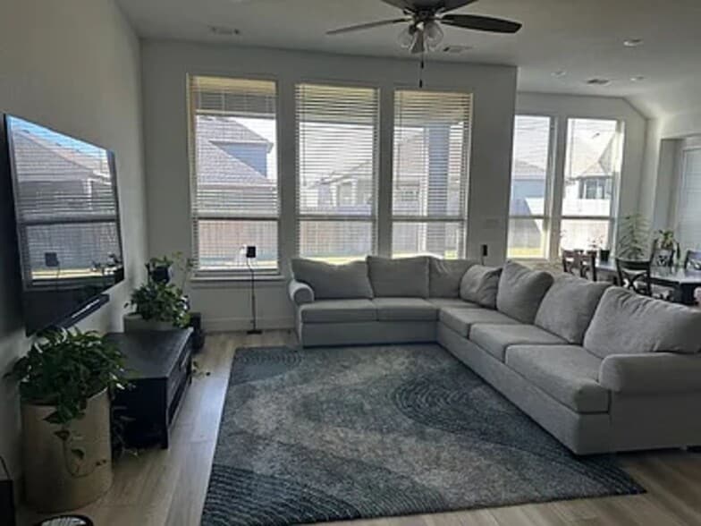 Building Photo - 1007 Simmental Loop