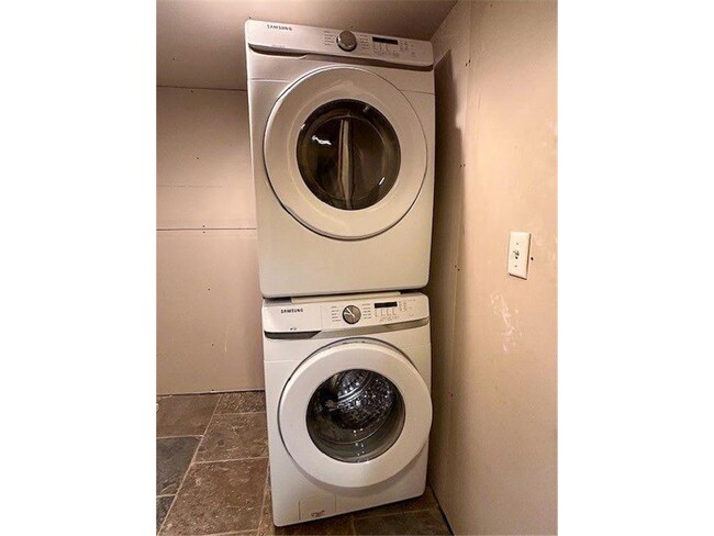 Building Photo - 2836 Dakota Ave S