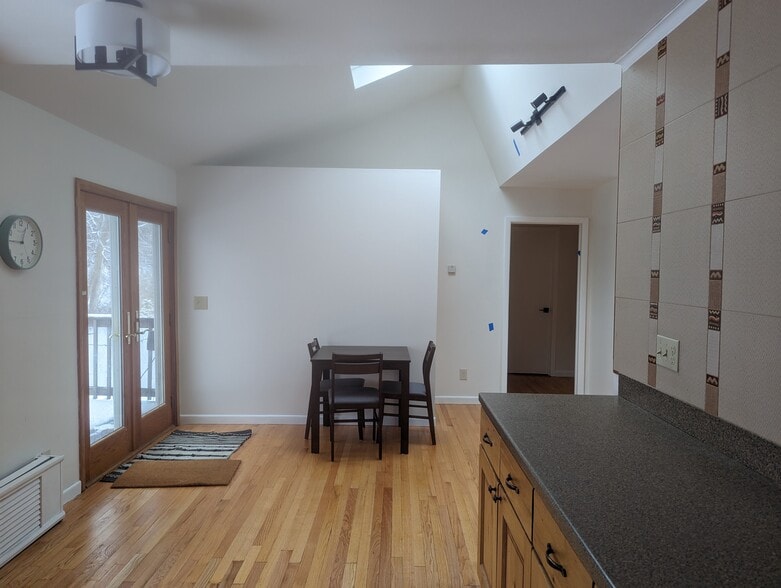 Building Photo - 212 Dewey St