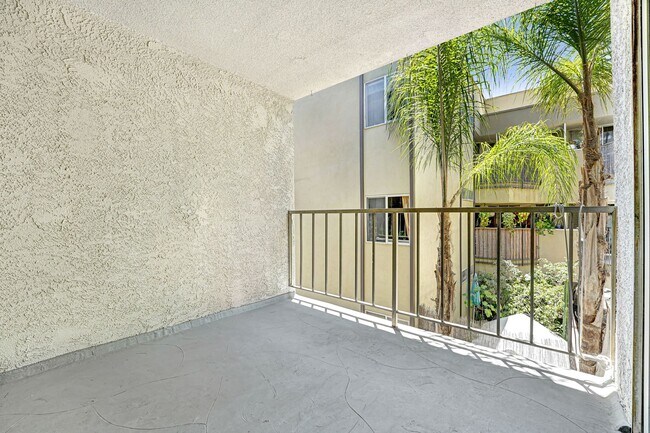 Interior Photo - 8300 De Longpre