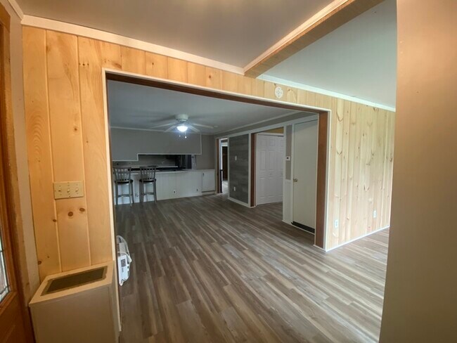 Building Photo - Beautiful 4 bedroom 1.5 bath located in th...