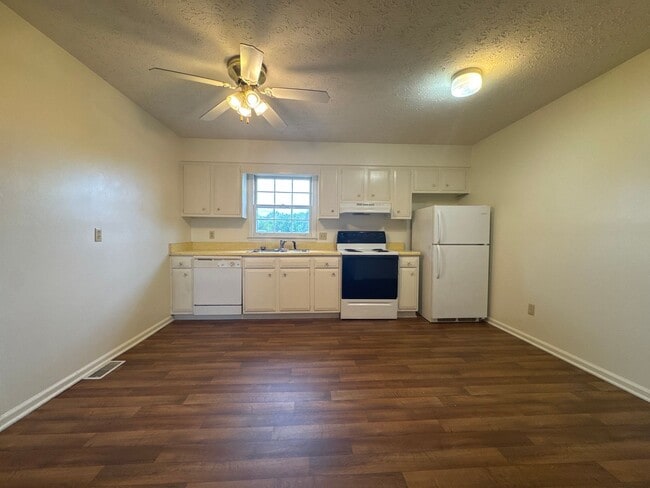 Building Photo - Spacious 3 Bed / 2 Bath Duplex in Lebanon – Comfortable Living with Convenient Location