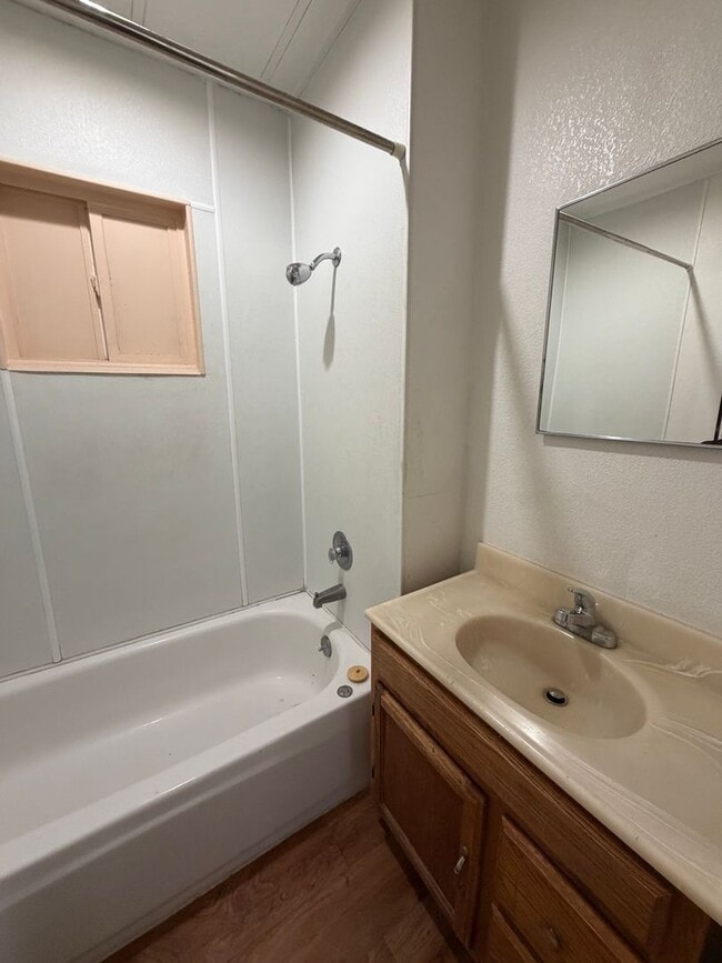 Building Photo - 7 minutes to Sky Lakes Medical Center and Oregon Tech ~Newly renovated 3 bedroom, 1 bath house wi...