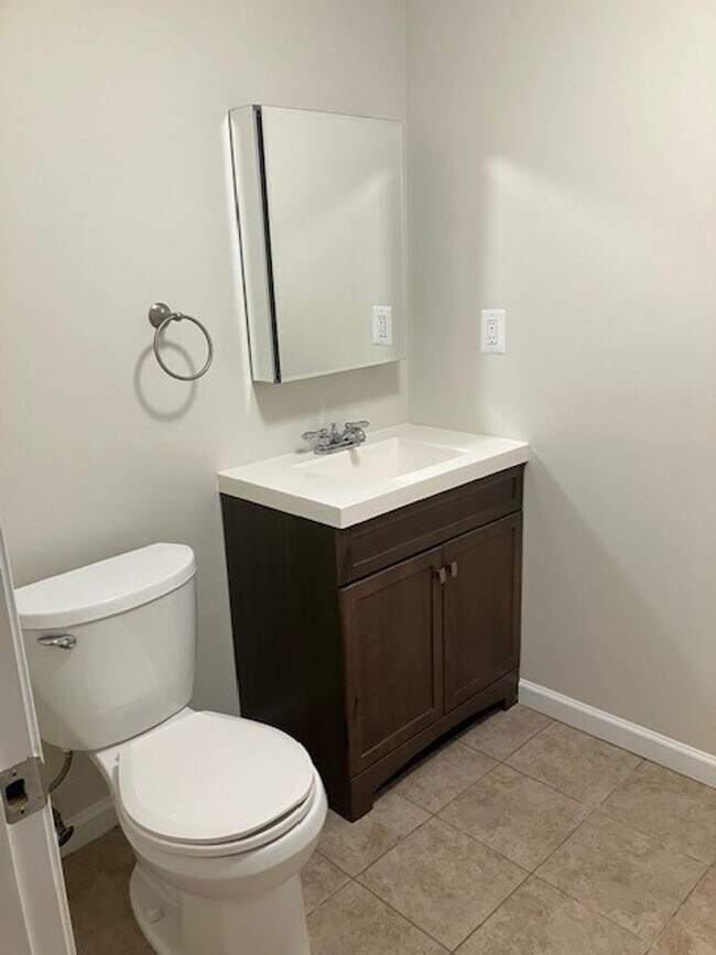 Building Photo - SPACIOUS HOME ON LARGE LOT - 4 BEDS 2.5 BATHS