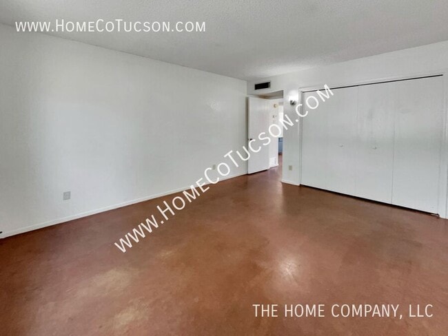 Building Photo - 1727 E Adelaide Dr