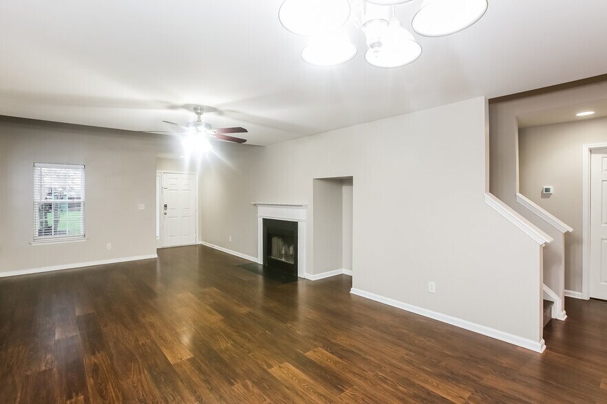 Building Photo - 7124 Fox Point Dr