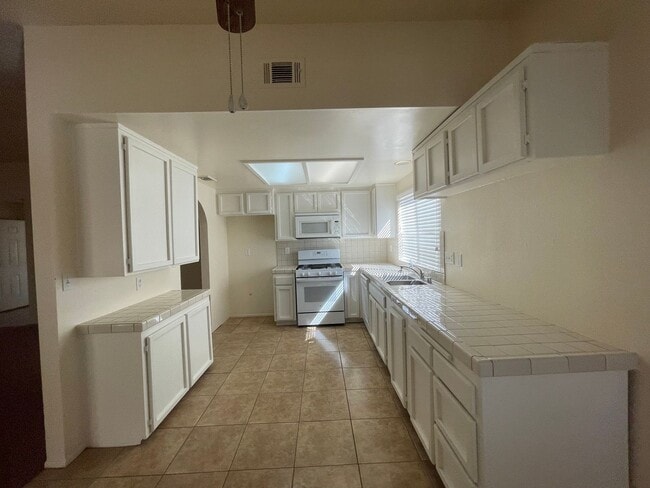 Building Photo - Hesperia-Refurbished- 3 Bedrooms, 2 Bathro...