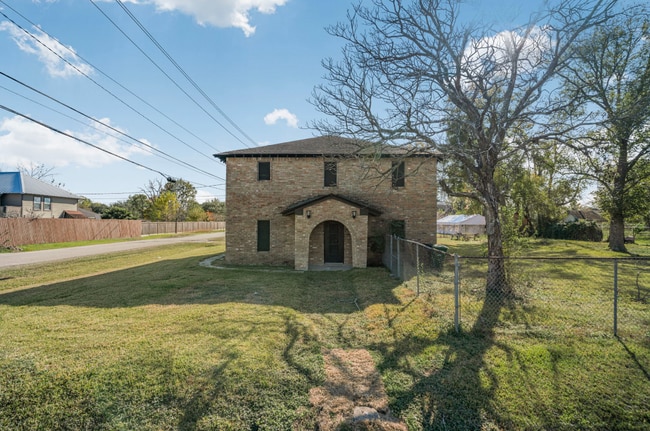 Building Photo - 8050 Tavenor Ln