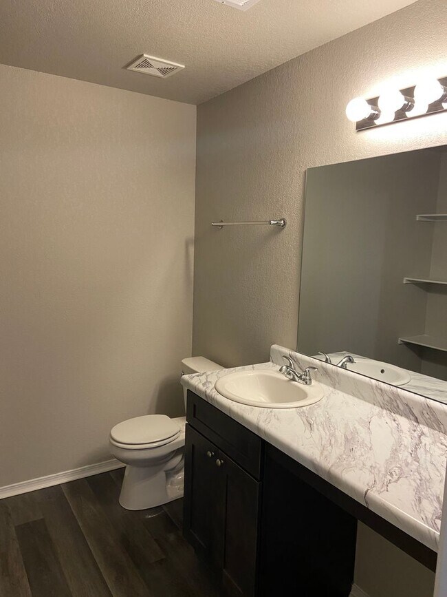 Building Photo - *St Patrick's Day Deal!* Three Bedroom | T...